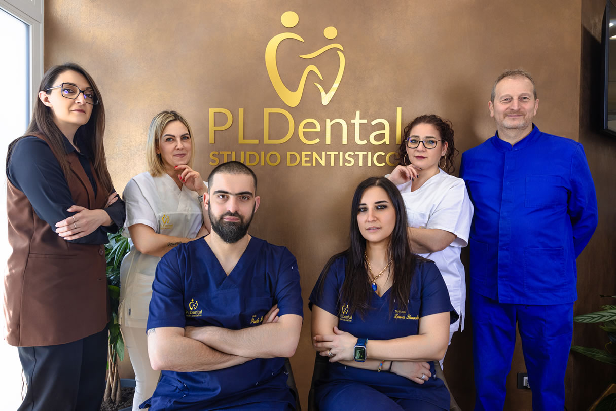 Foto di gruppo dello staff dello studio dentistico a Passo Corese.

